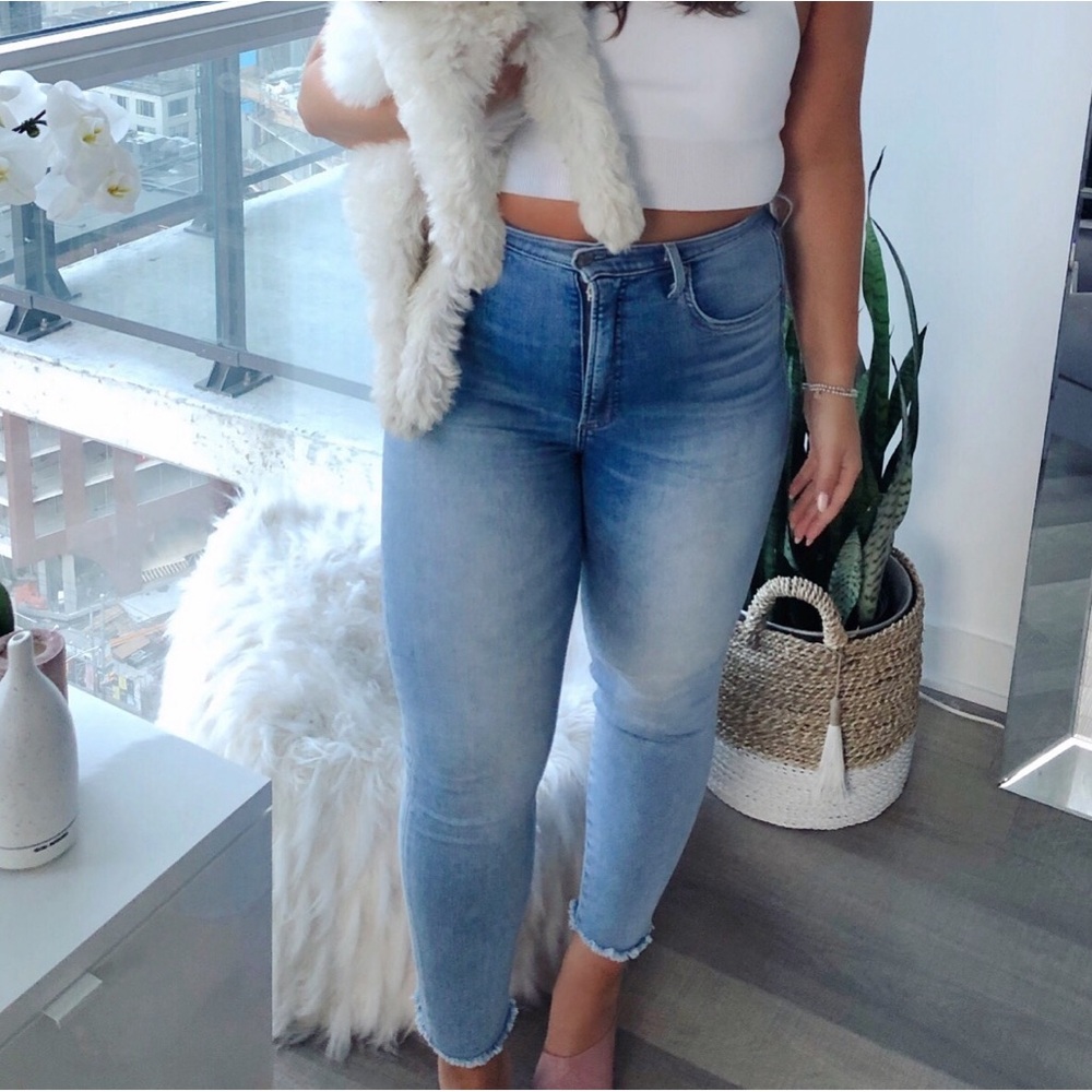 EUC✨ Denim Forum Lola High Rise Skinny Crop Jean